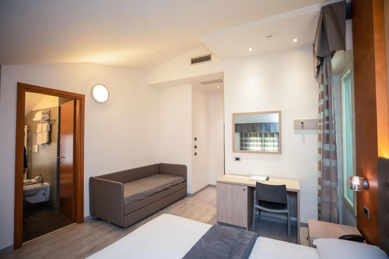 ***  Hotel Gabbiano Римини Италия